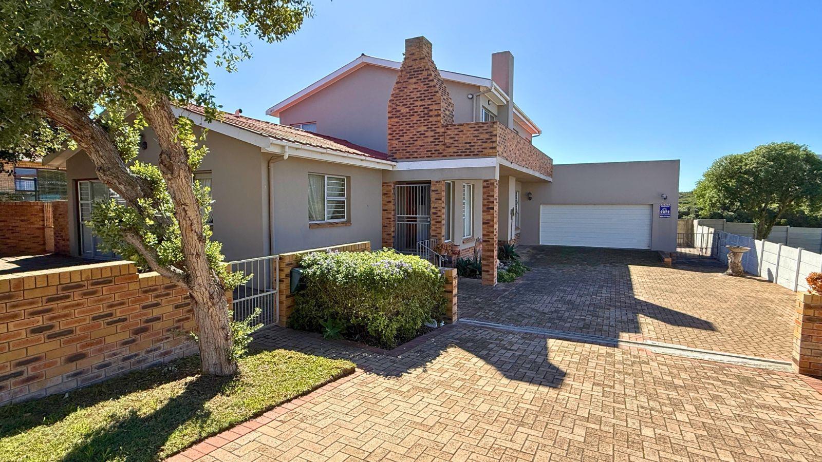 4 Bedroom House in Kleinbaai