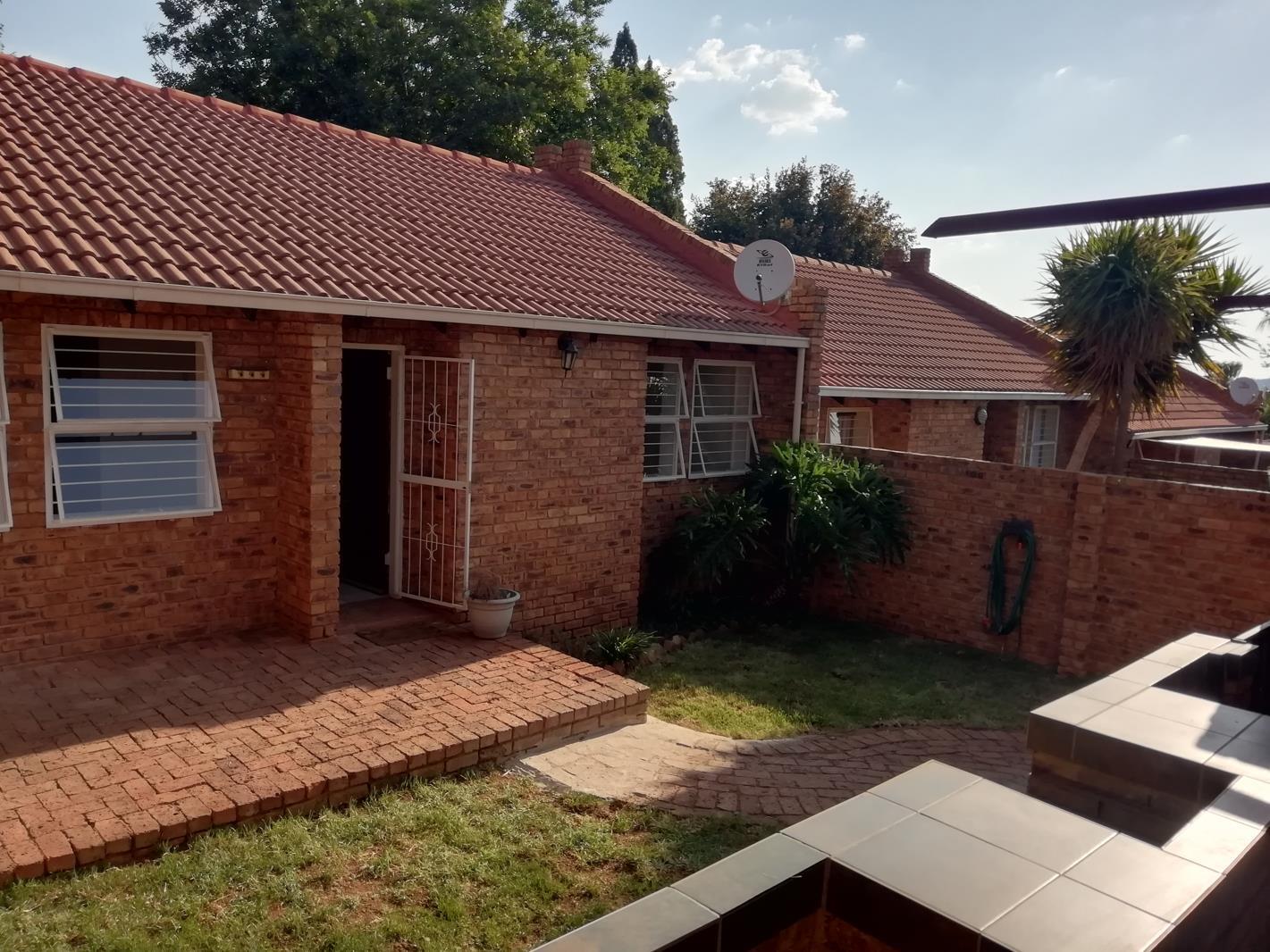 2 Bedroom Simplex in Die Hoewes