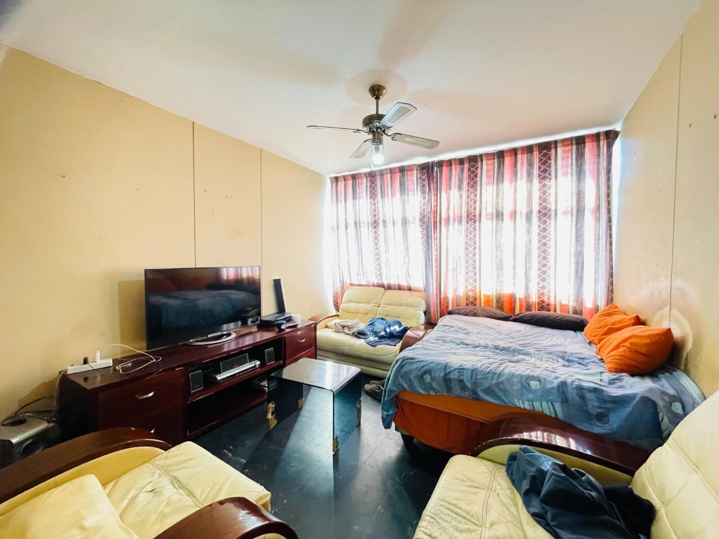 Studio apartment in Muckleneuk