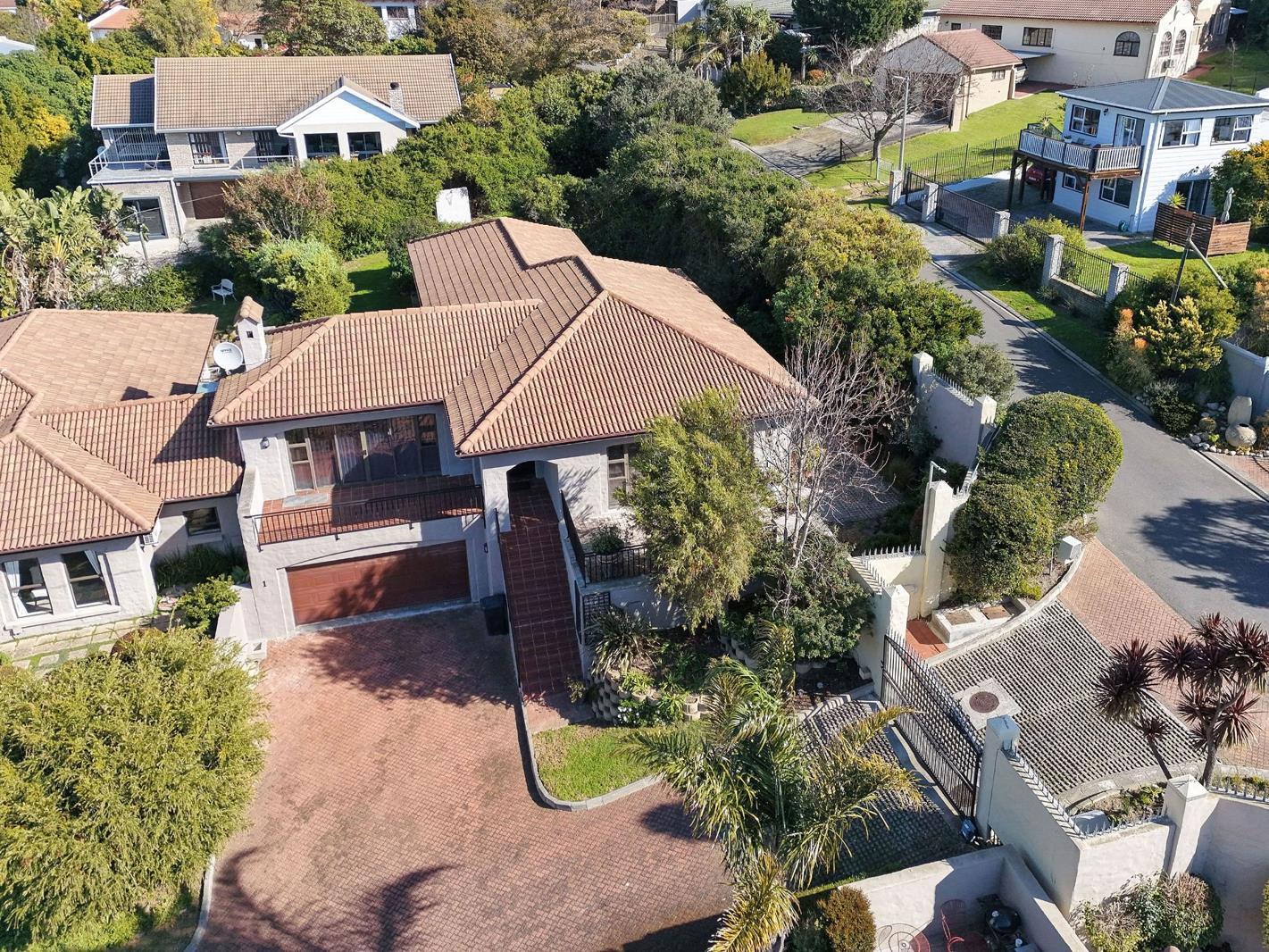 3 Bedroom House in Somerset West Central