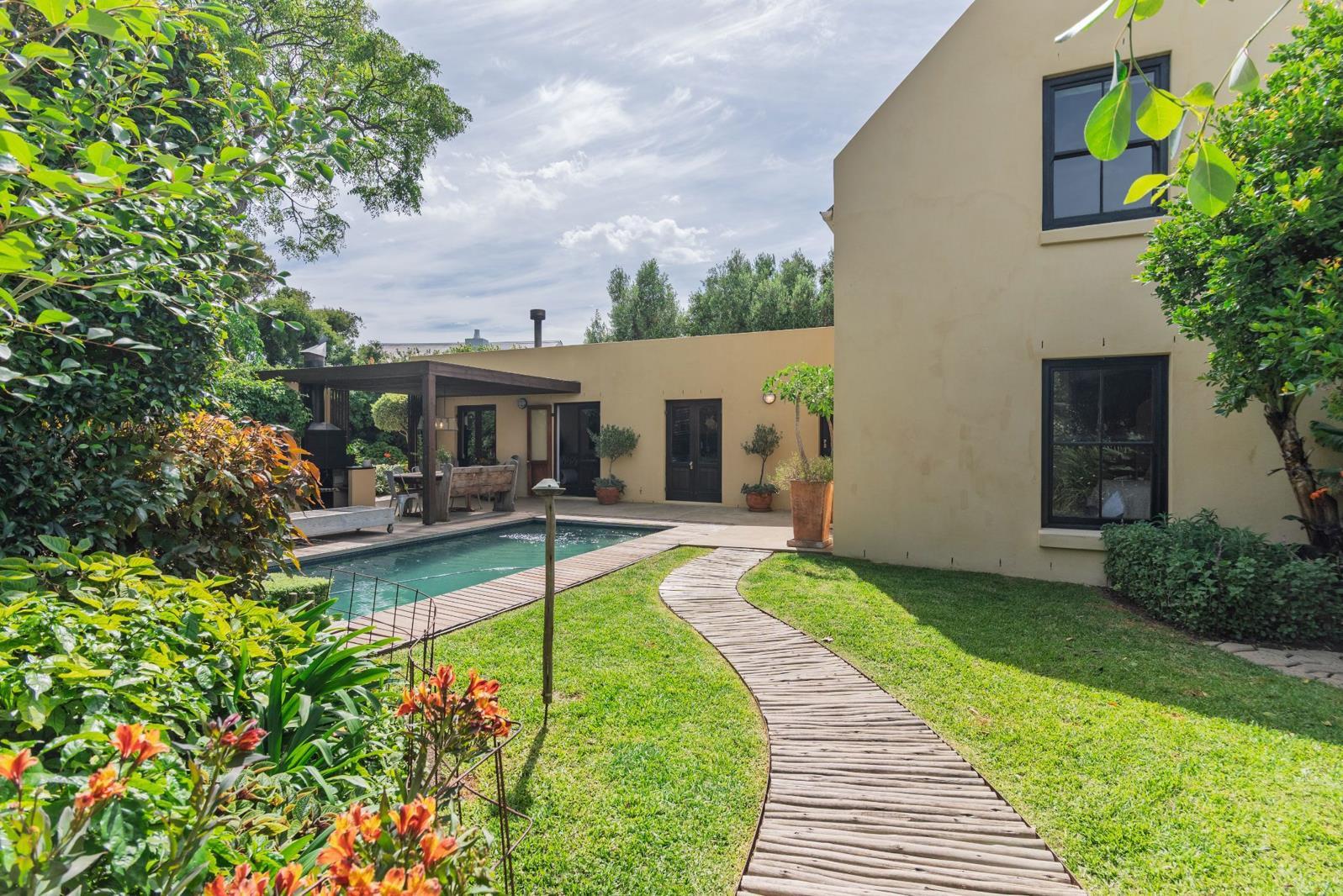 5 Bedroom House in Kirstenhof