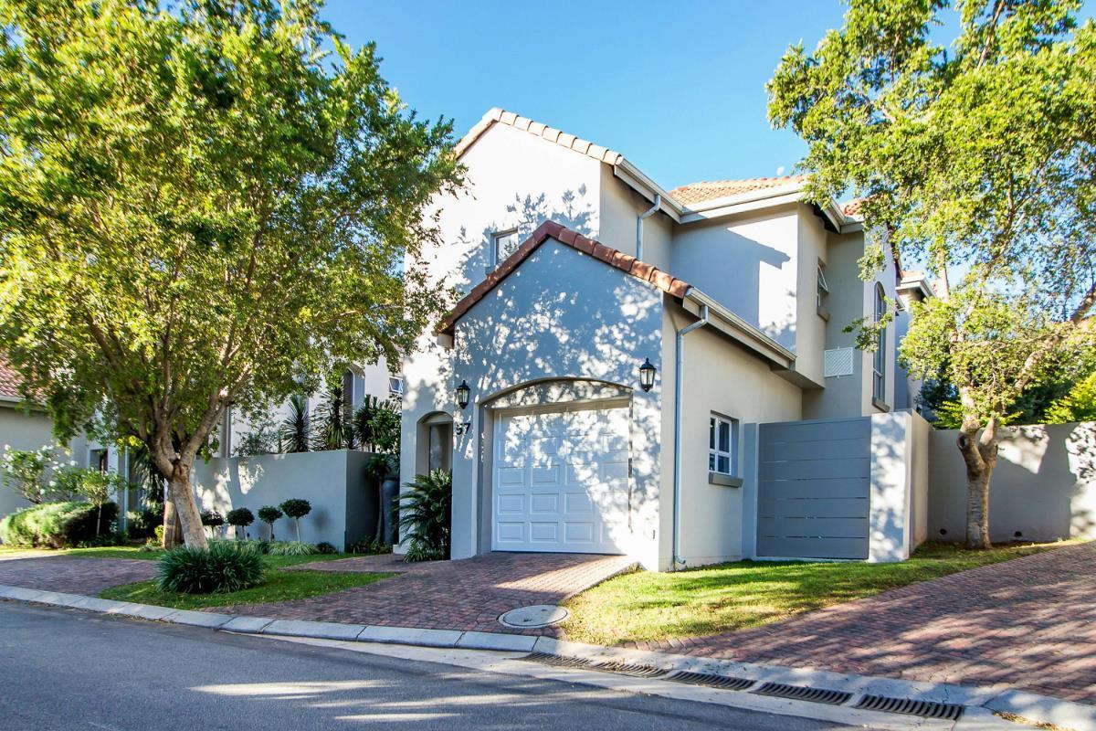 3 Bedroom Townhouse in Eagle Canyon Golf Estate