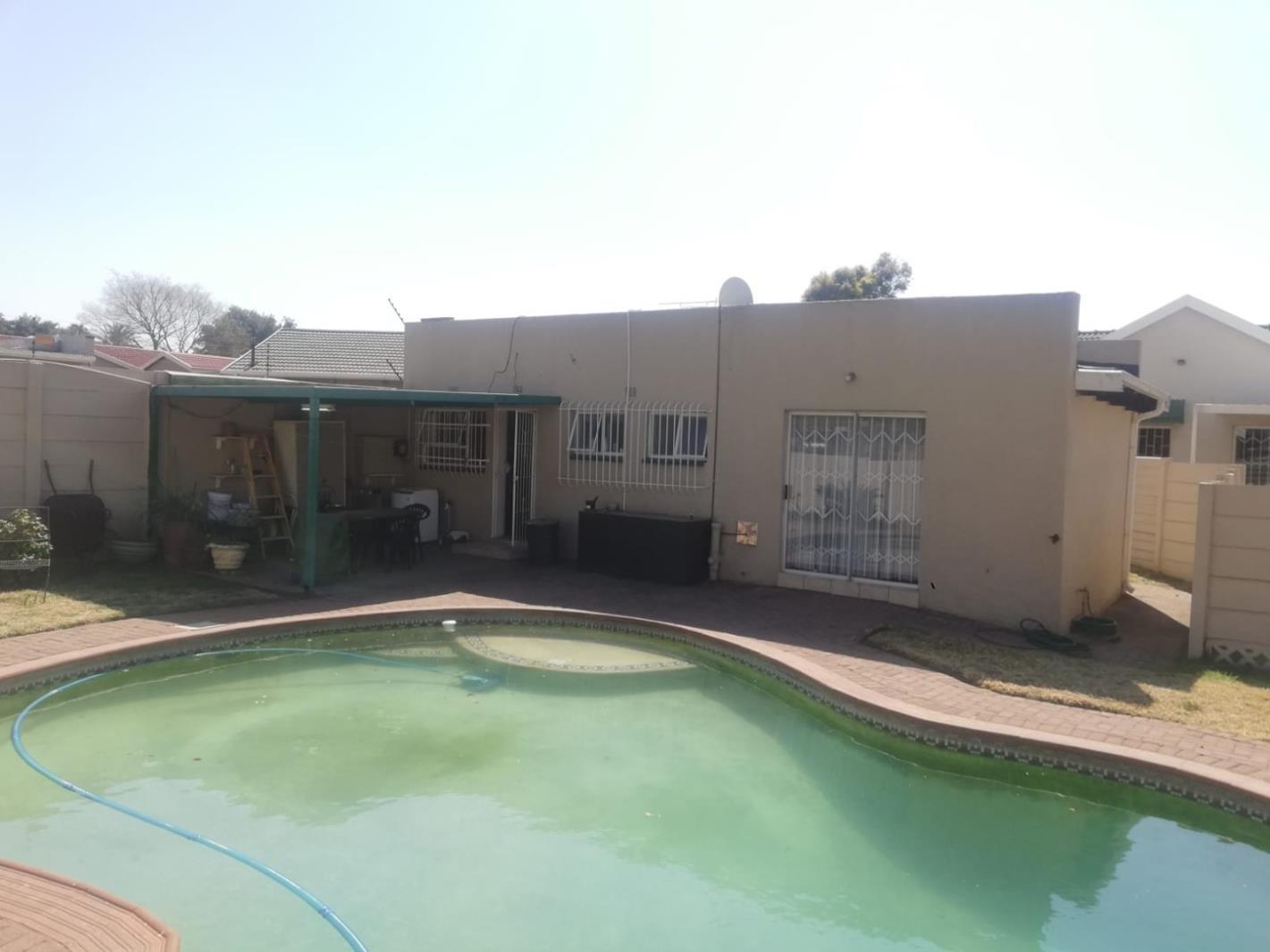 2 Bedroom House in Brackendowns
