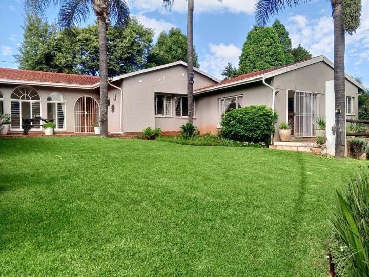4 Bedroom House in Weltevreden Park