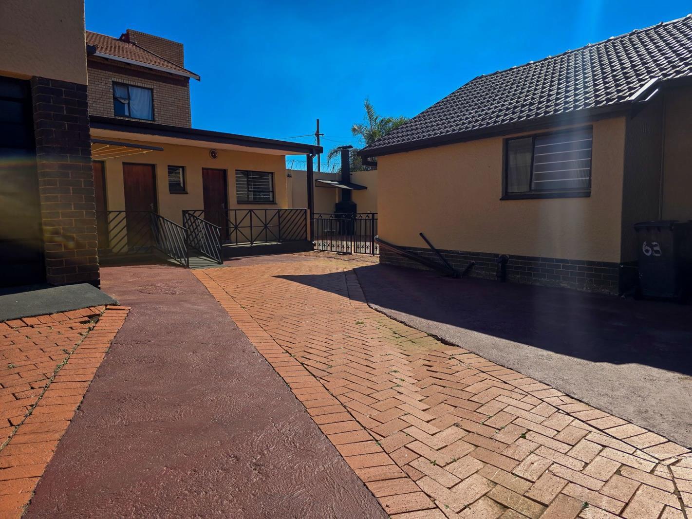 3 Bedroom House in Robertsham