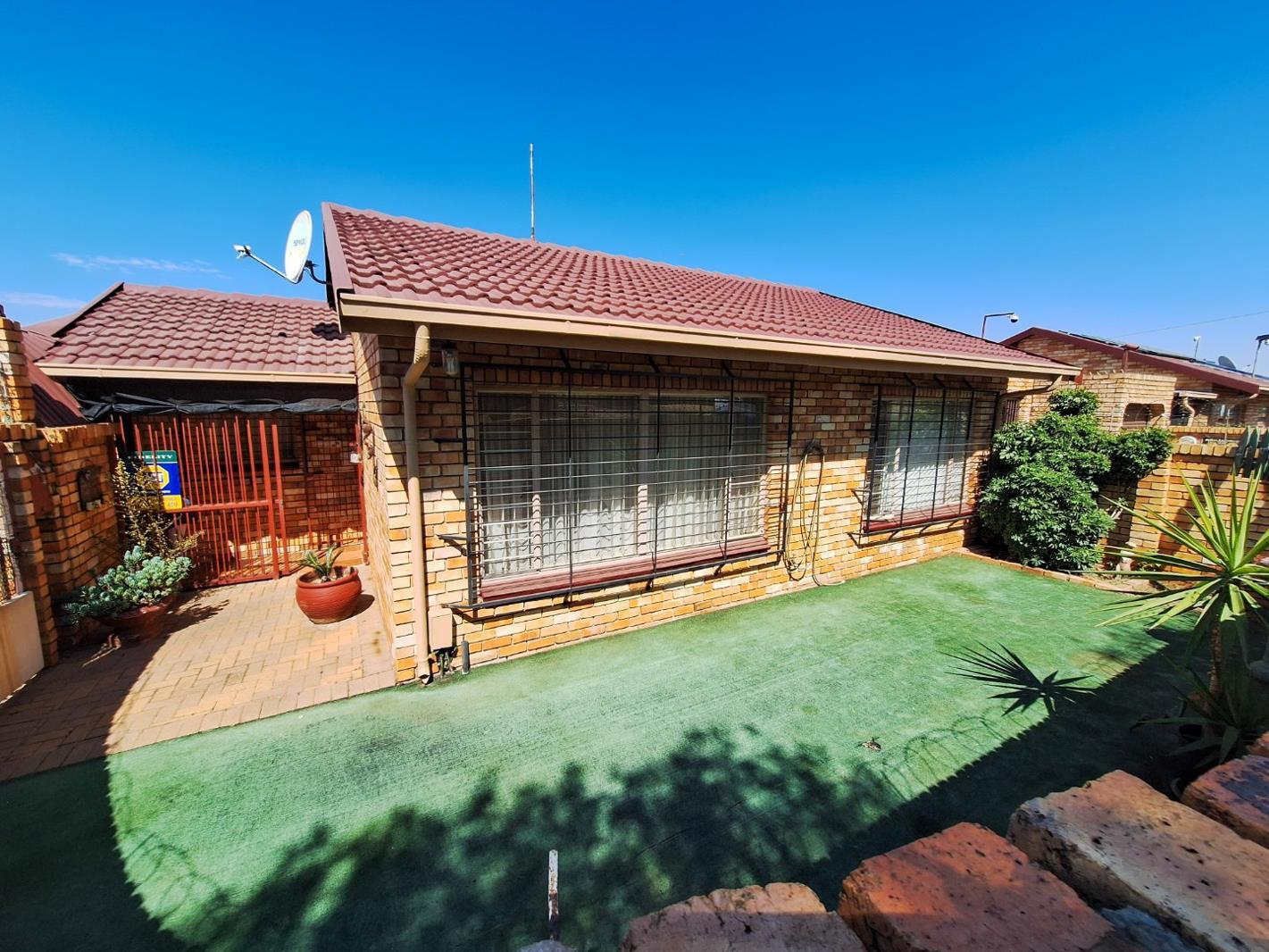 2 Bedroom Townhouse in Krugersdorp North