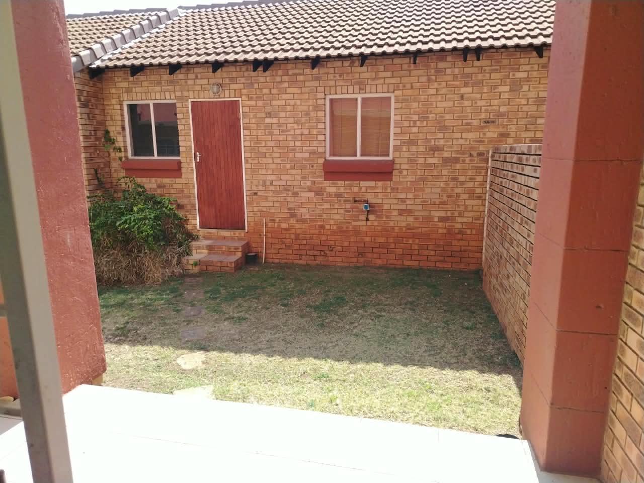 2 Bedroom Cluster in Die Hoewes