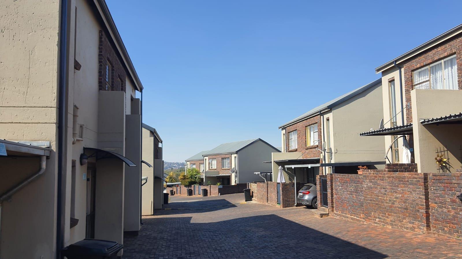 2 Bedroom Townhouse in Noordheuwel