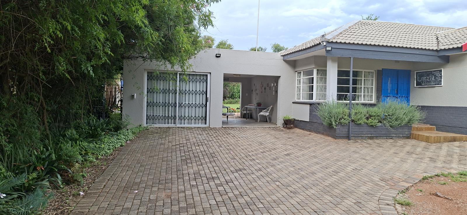 9 Bedroom House in Monument
