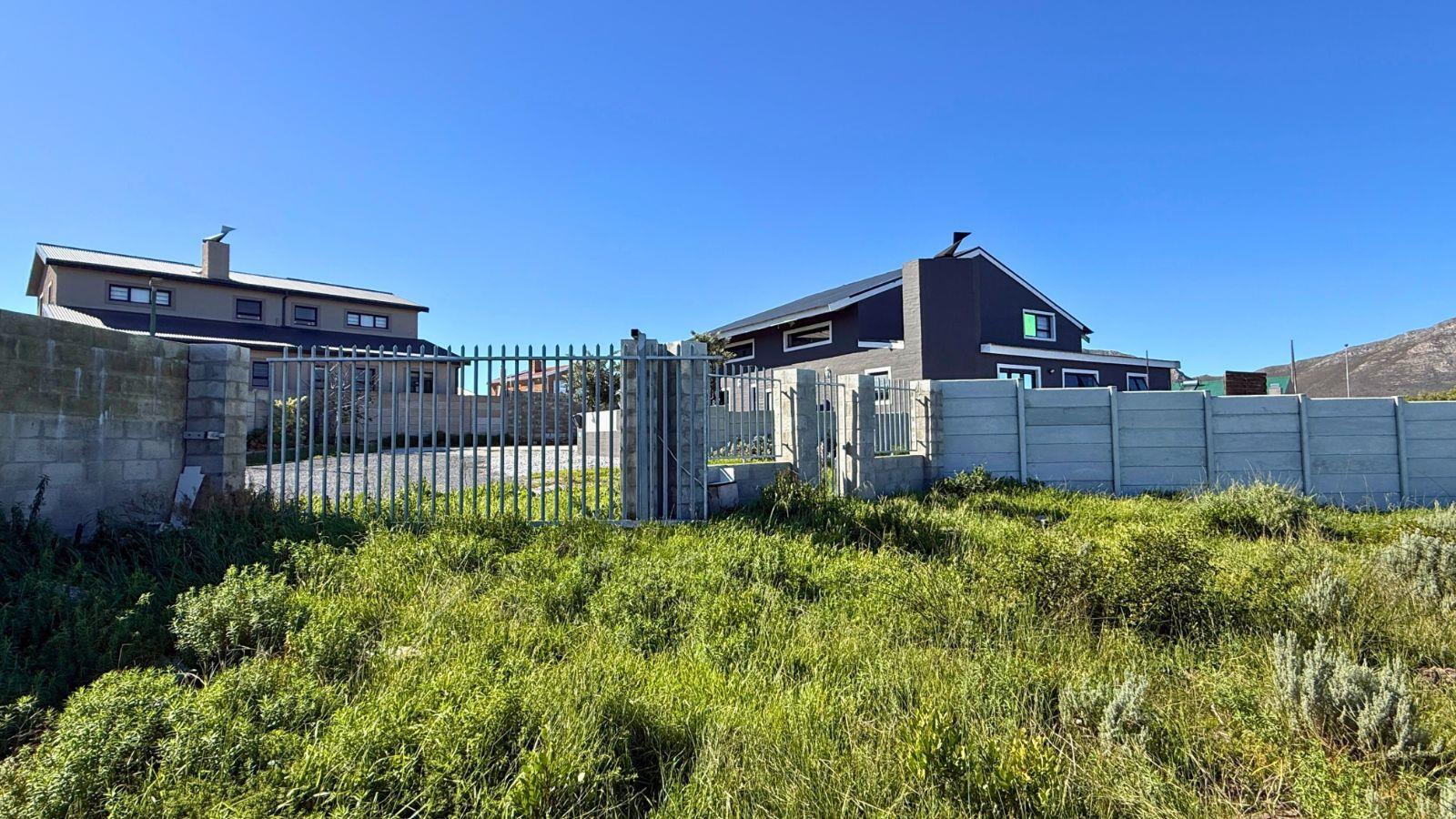 596 m² Land available in Perlemoenbaai