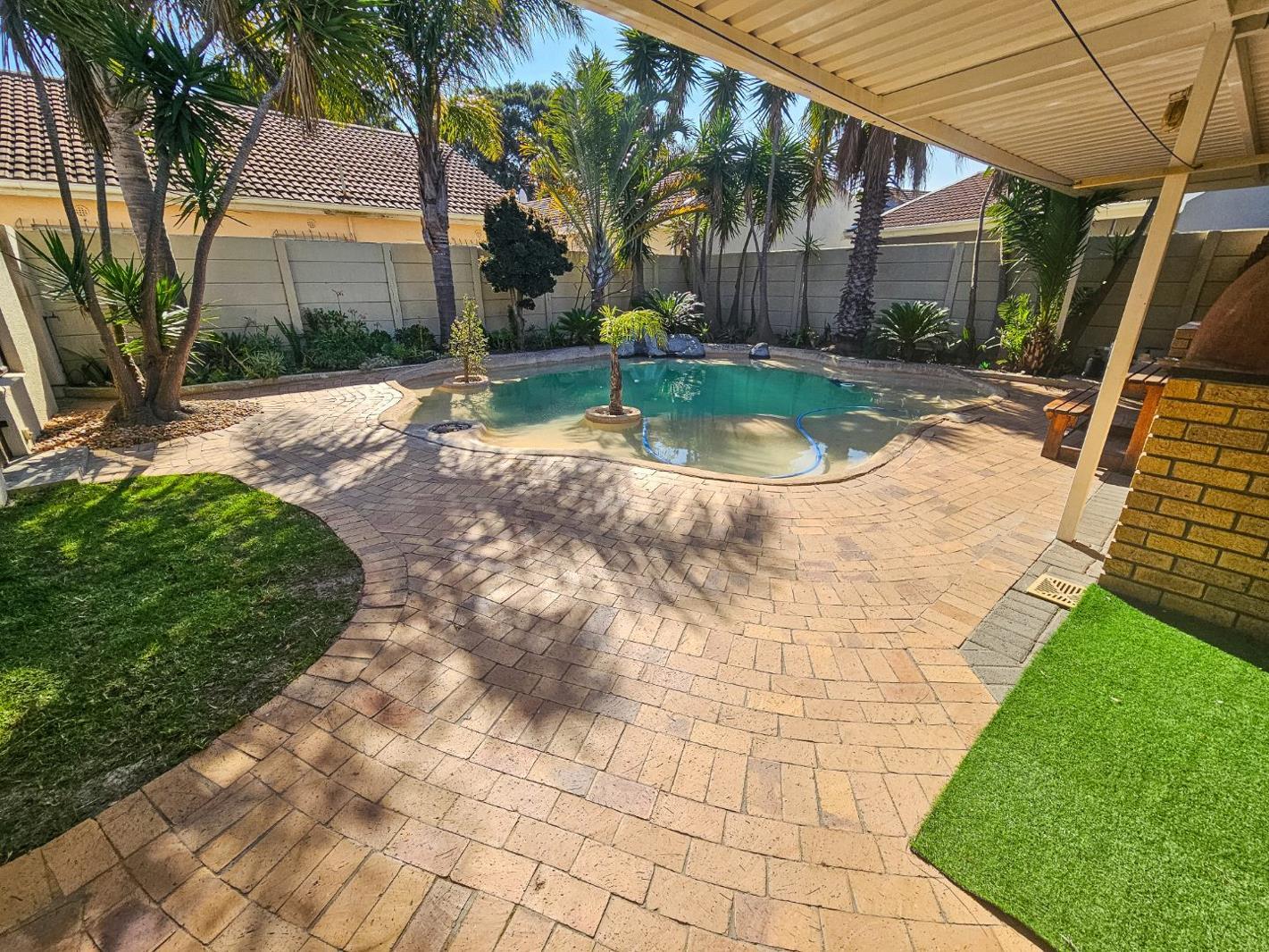 4 Bedroom House in Plattekloof Glen