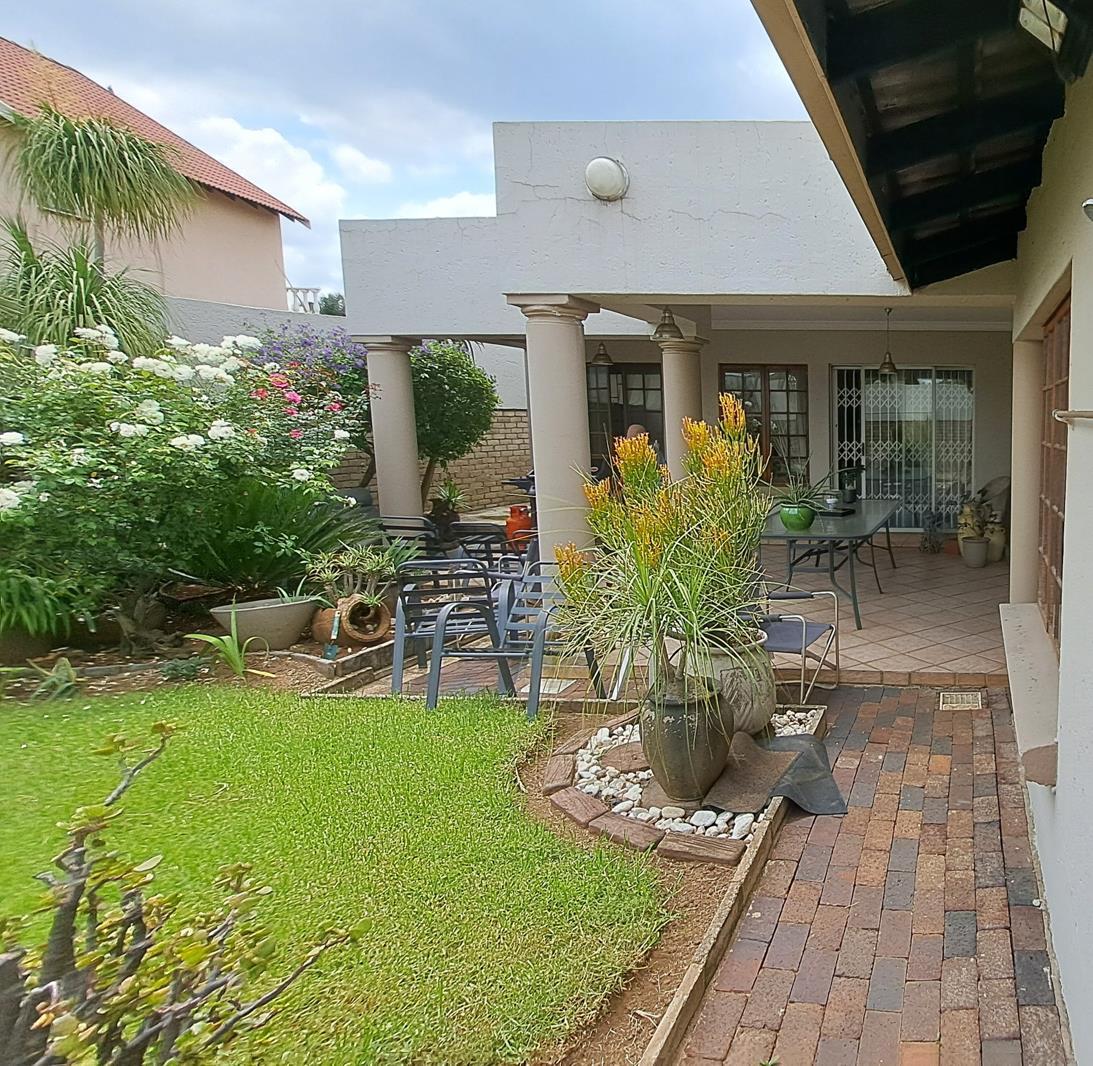 3 Bedroom Simplex in Sunward Park