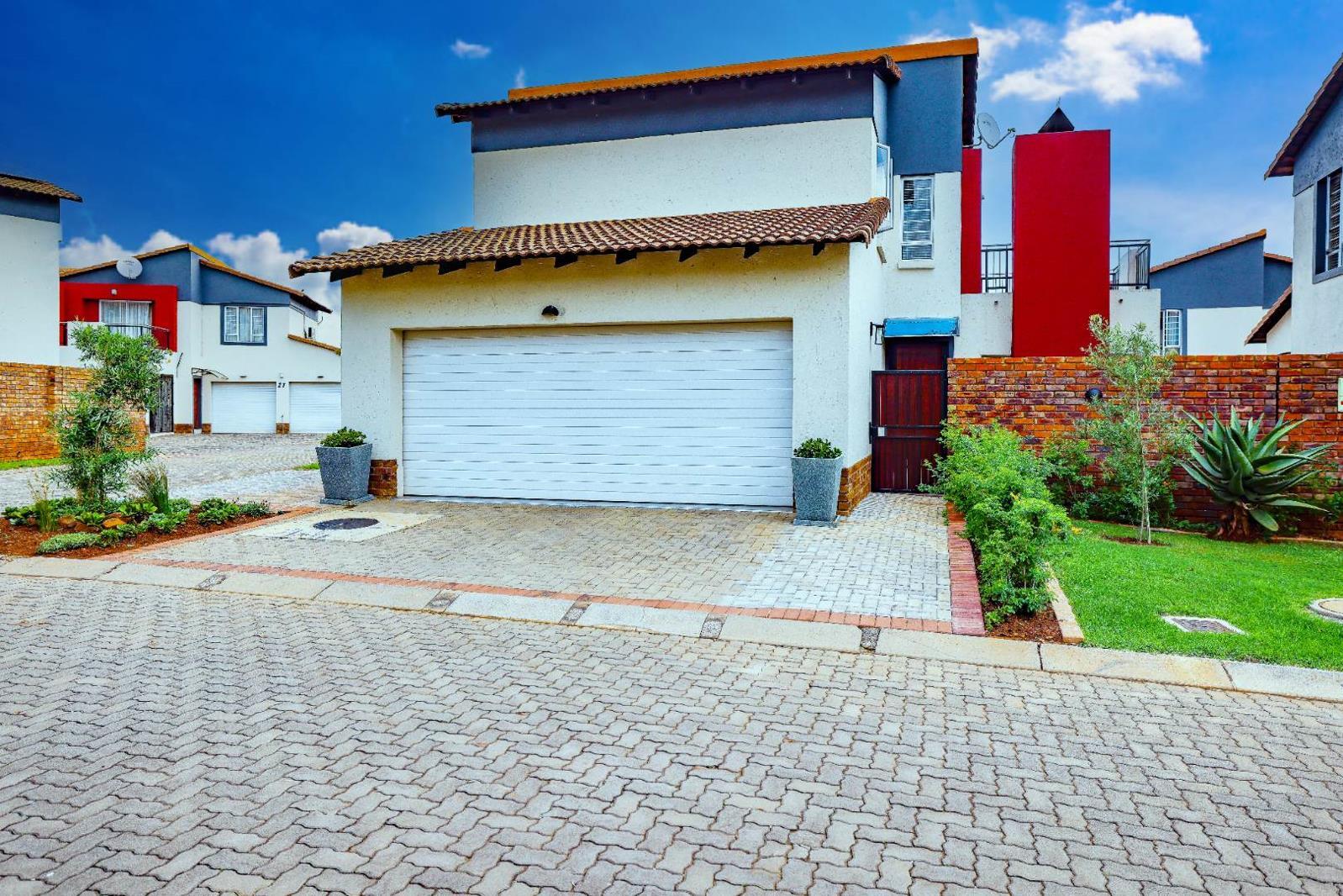 4 Bedroom House in Oukraal Estate