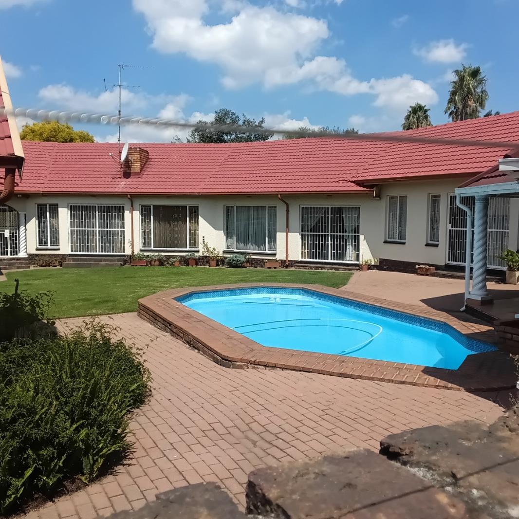 5 Bedroom House in Glen Marais