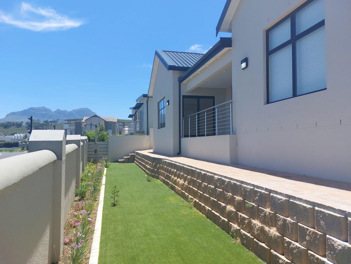 3 Bedroom House in Somerset West Central