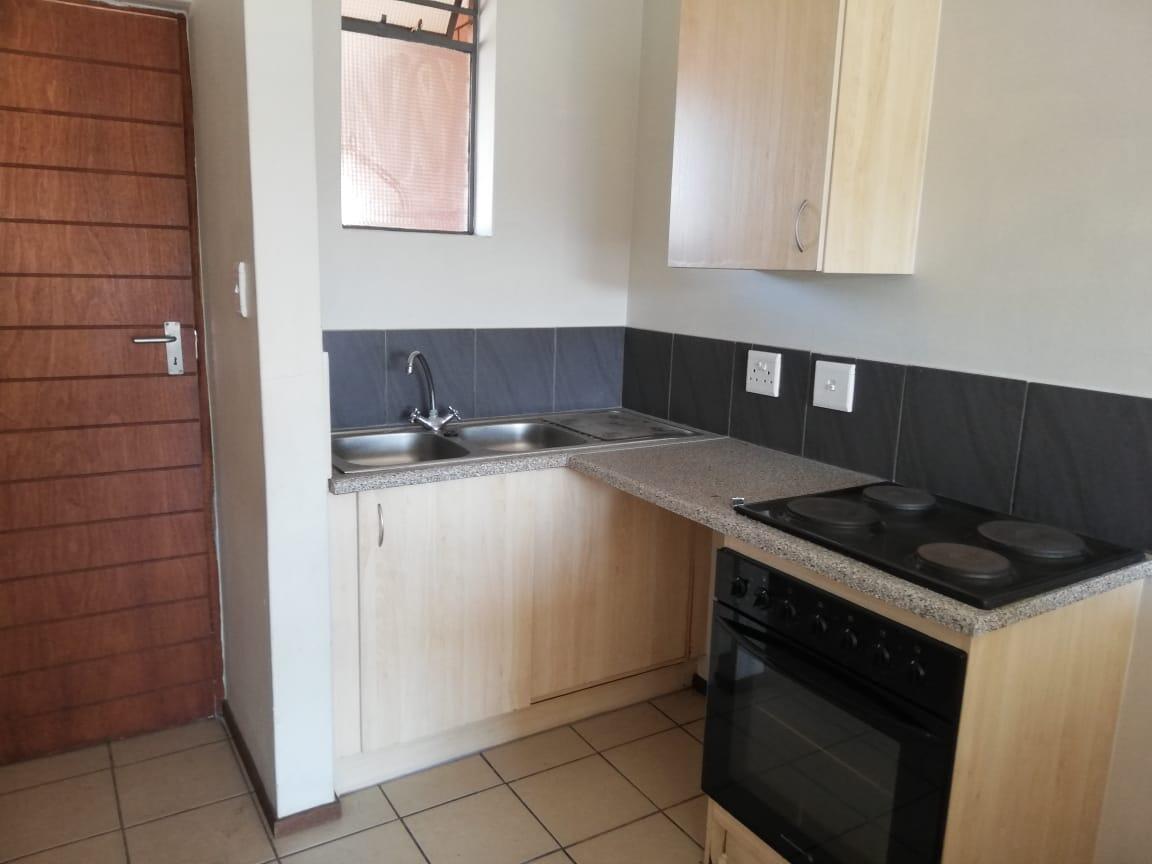 2 Bedroom Apartment in Rooihuiskraal North