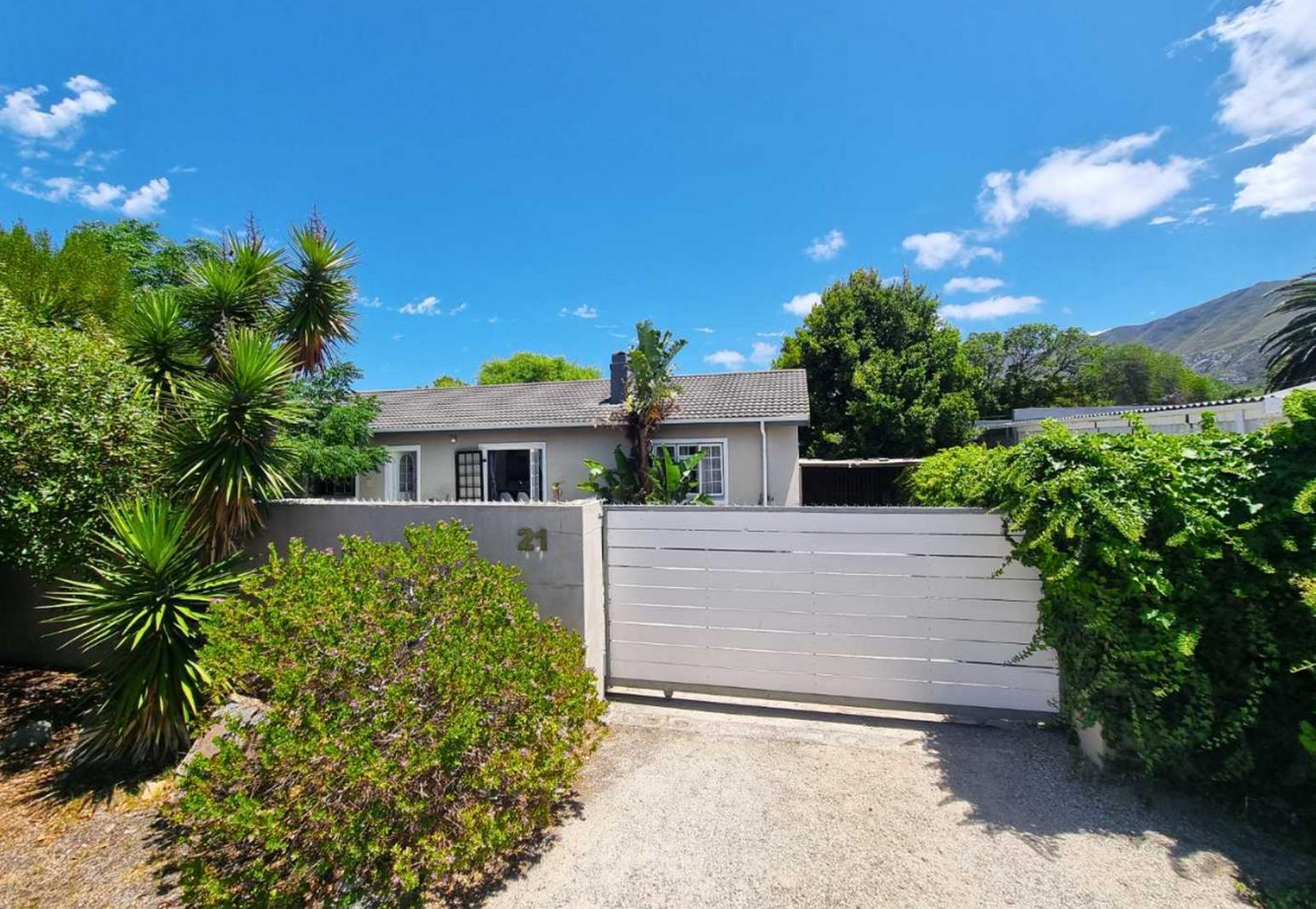 4 Bedroom House in Sandbaai