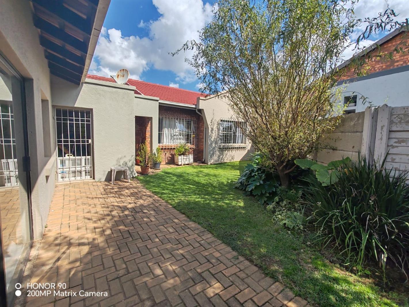 2 Bedroom House in Glen Marais