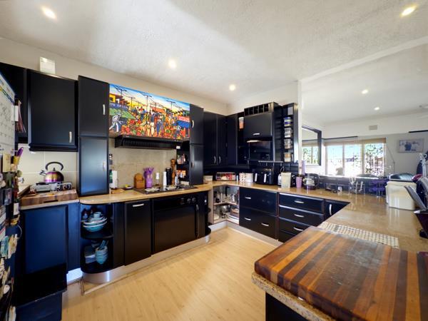 4 Bedroom House in Sheffield Beach