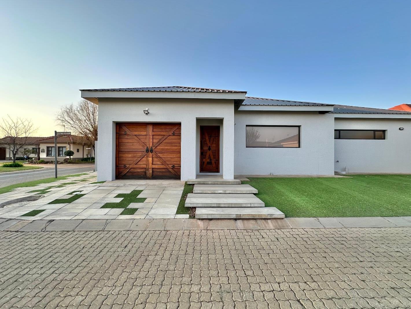 2 Bedroom House in Van Der Hoff Park