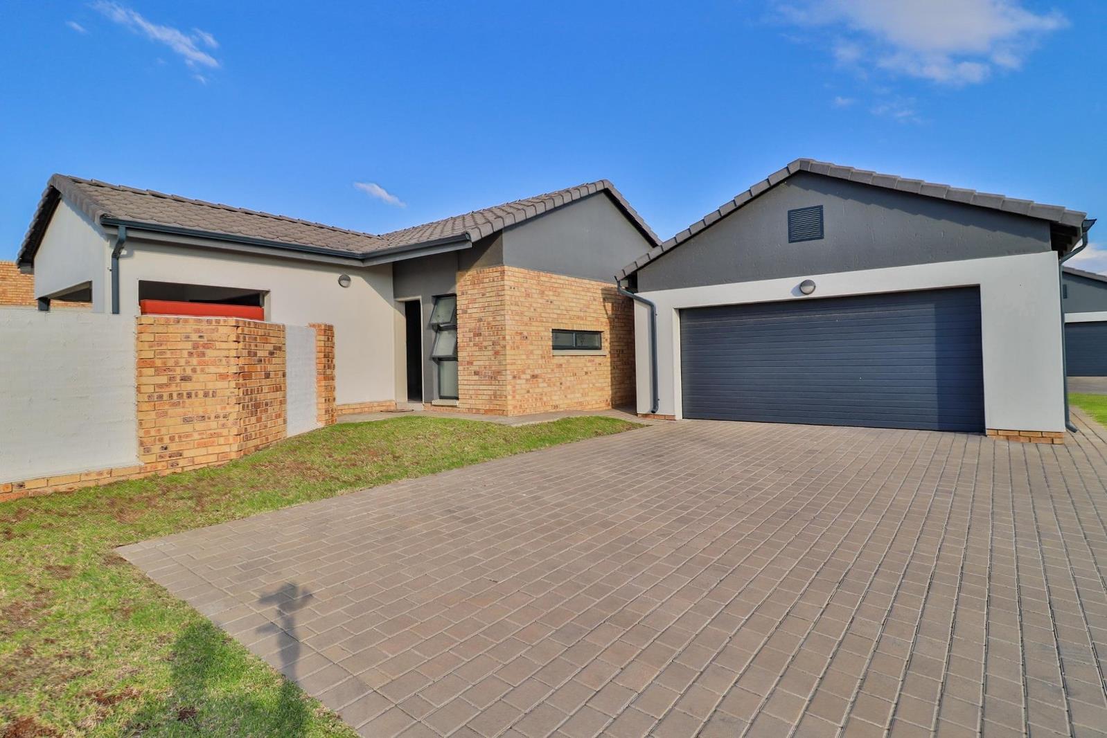 3 Bedroom Townhouse in Rooihuiskraal North