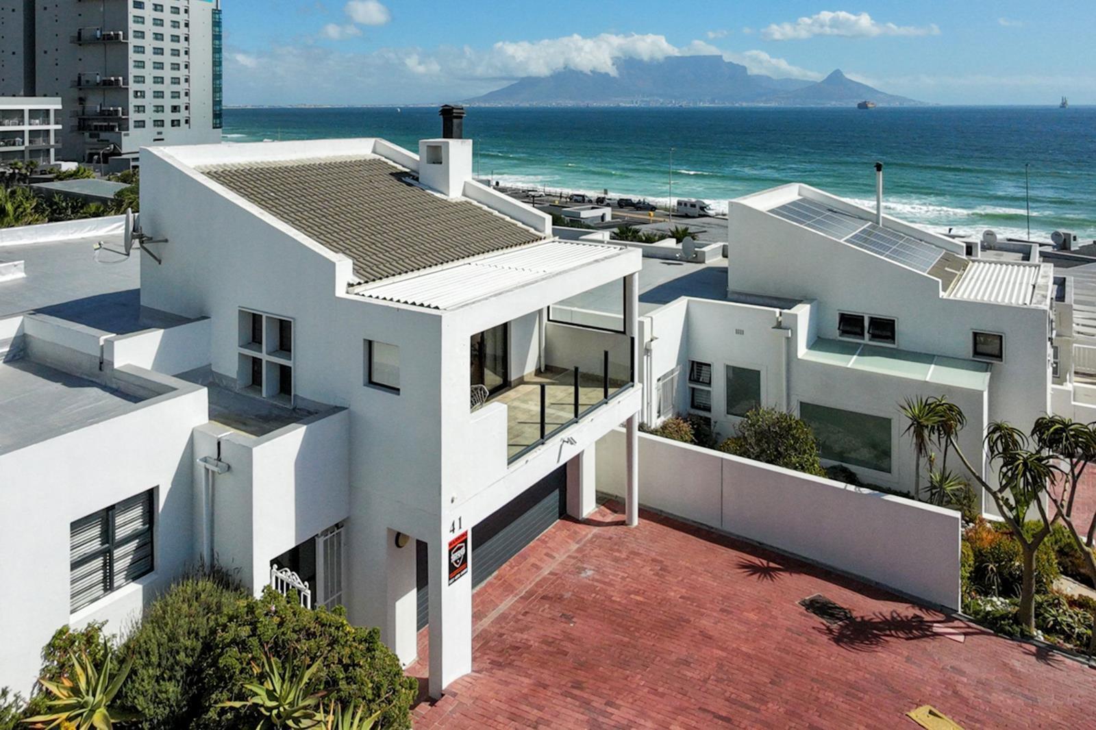 3 Bedroom House in Bloubergstrand