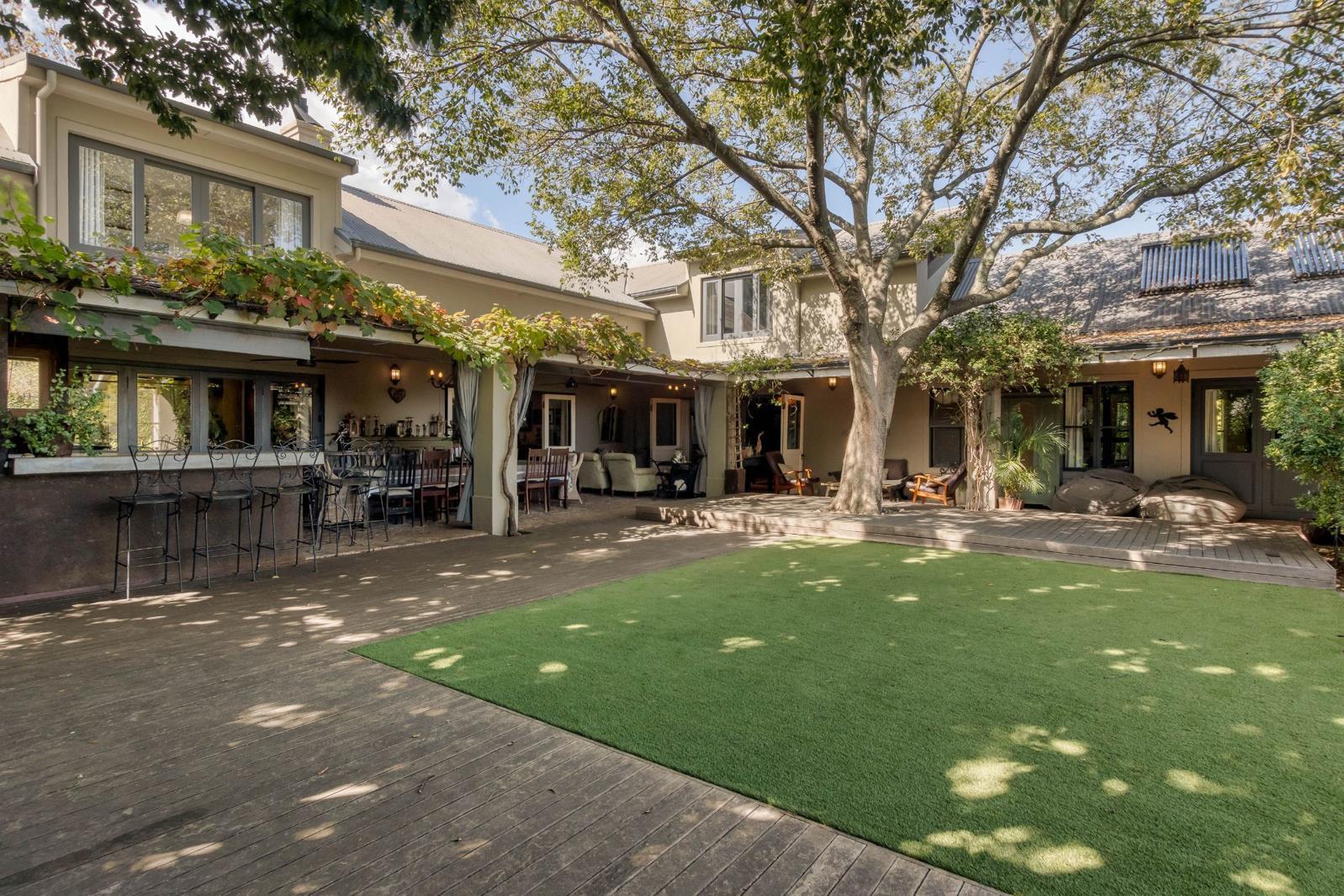 4 Bedroom House in Somerset West Central