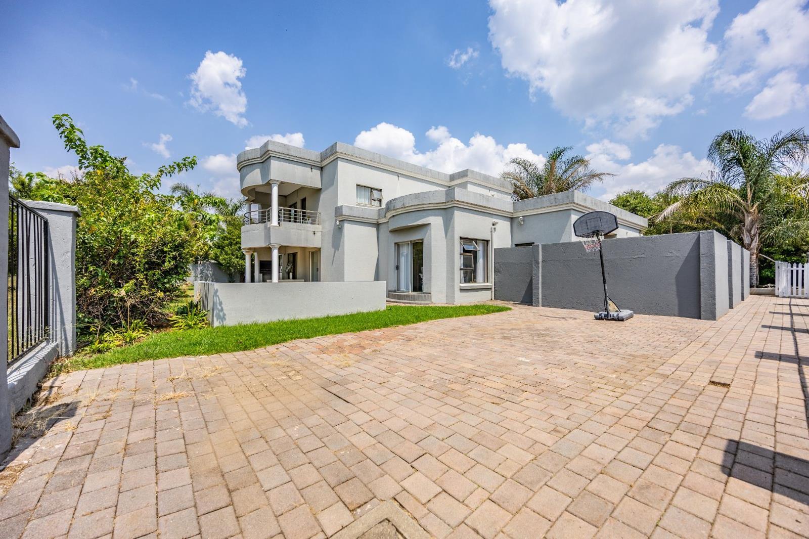4 Bedroom Townhouse in Silver Lakes Golf Estate