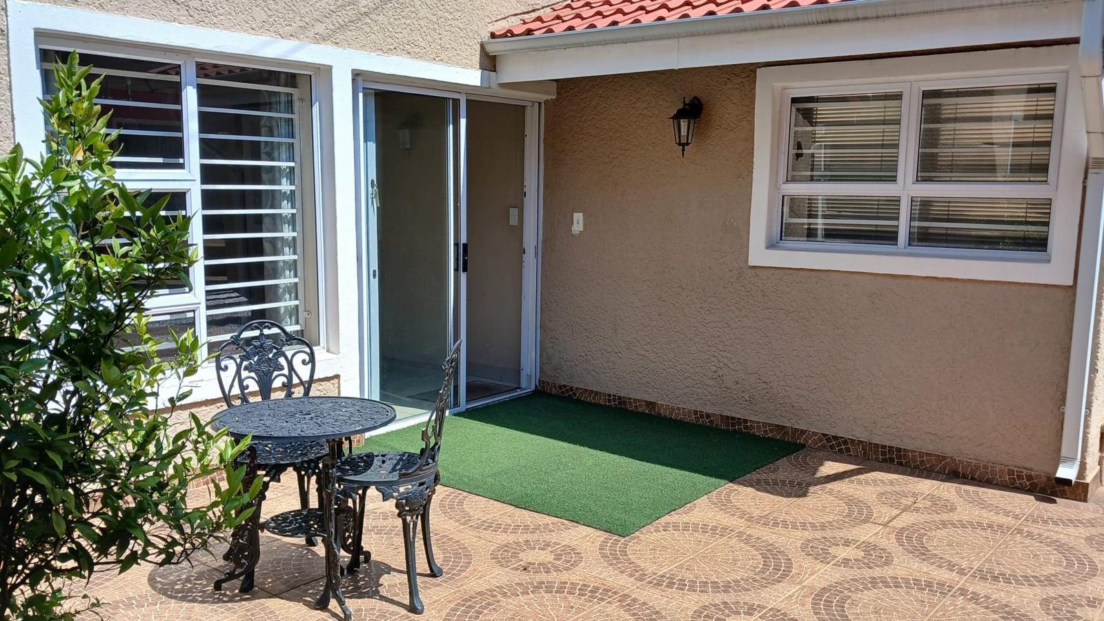 1 Bedroom Garden Cottage in Hurlingham Manor