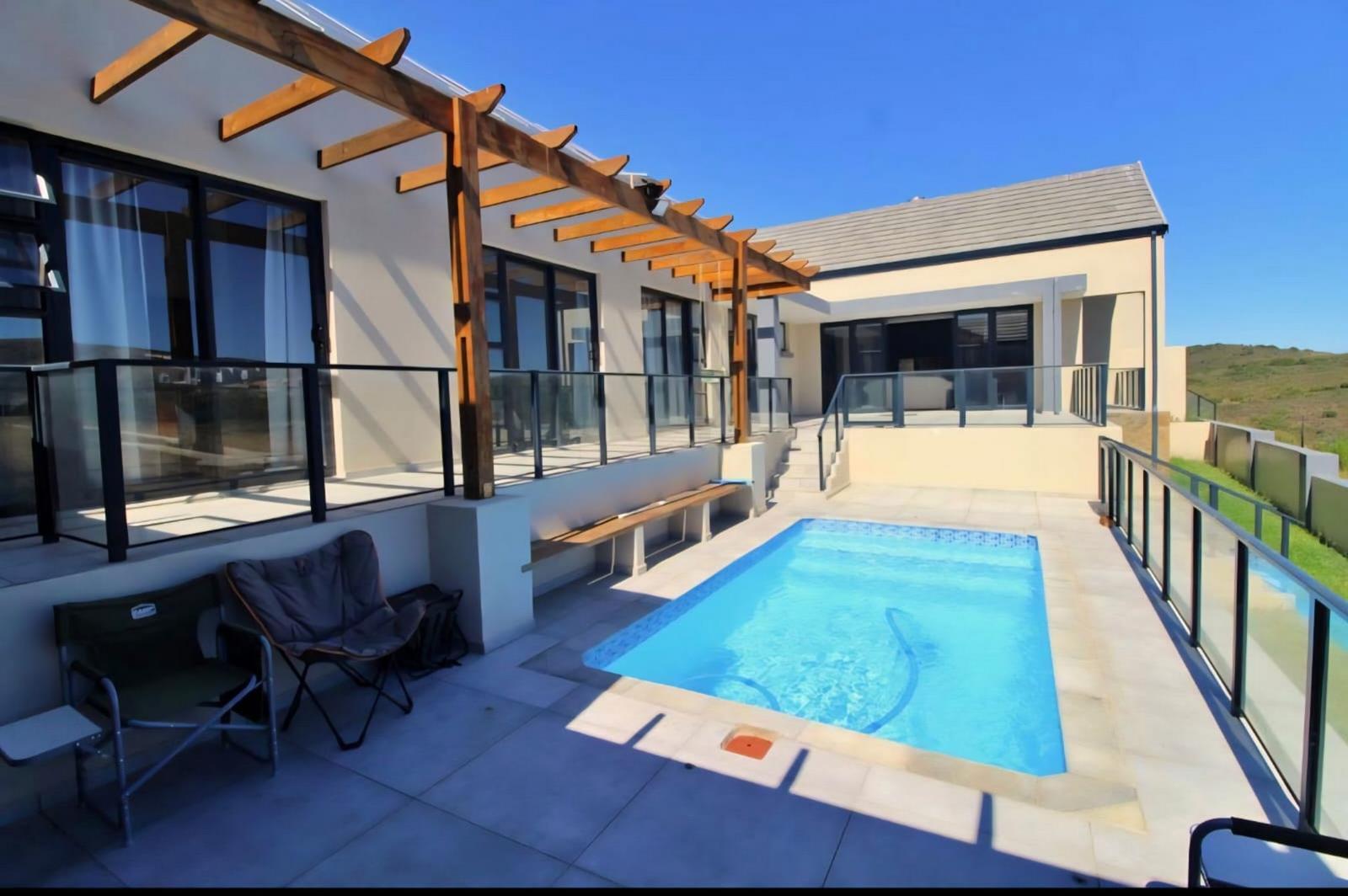4 Bedroom House in Outeniquasbosch