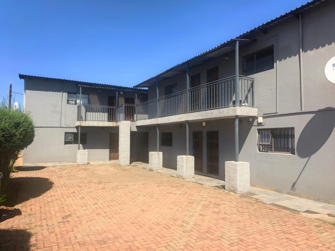 8 Bedroom House in Vosloorus