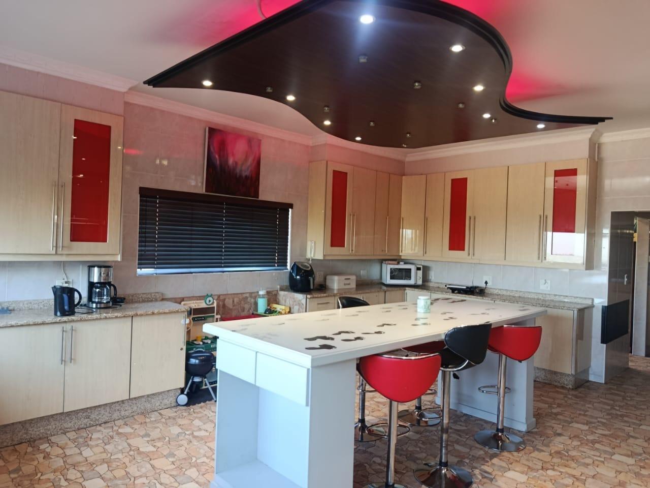 8 Bedroom House in Bassonia