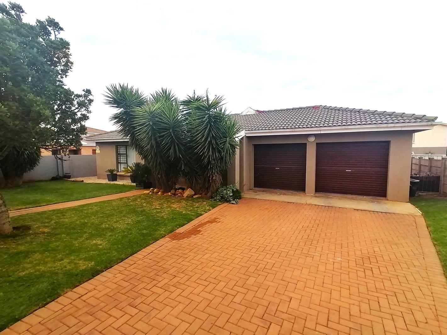 4 Bedroom House in Jeffreys Bay