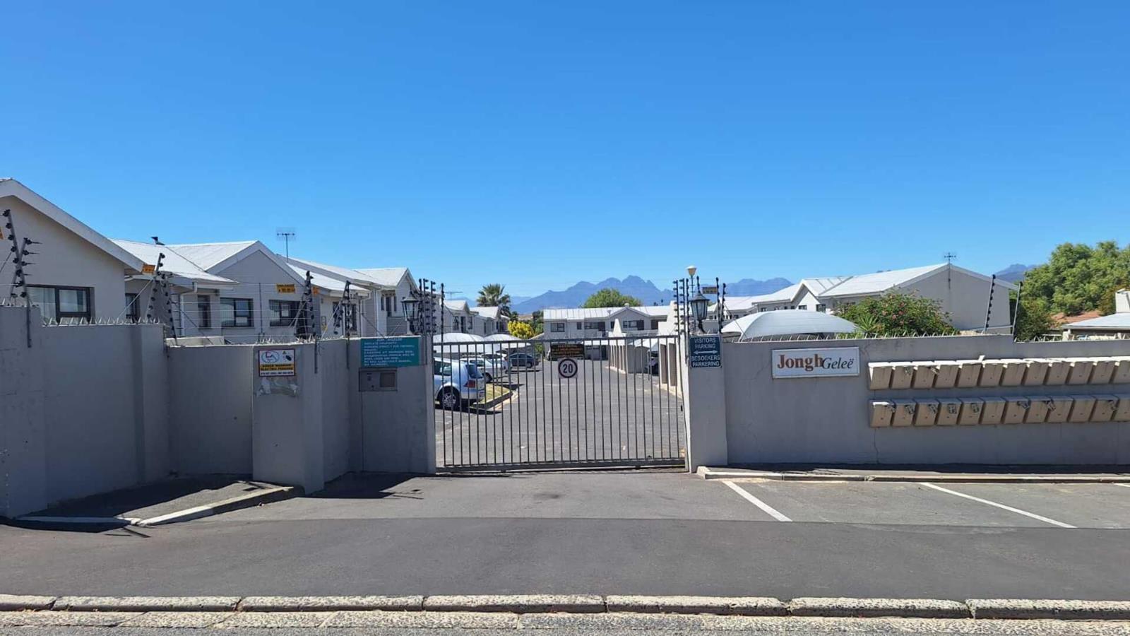 2 Bedroom Townhouse in Vredekloof East