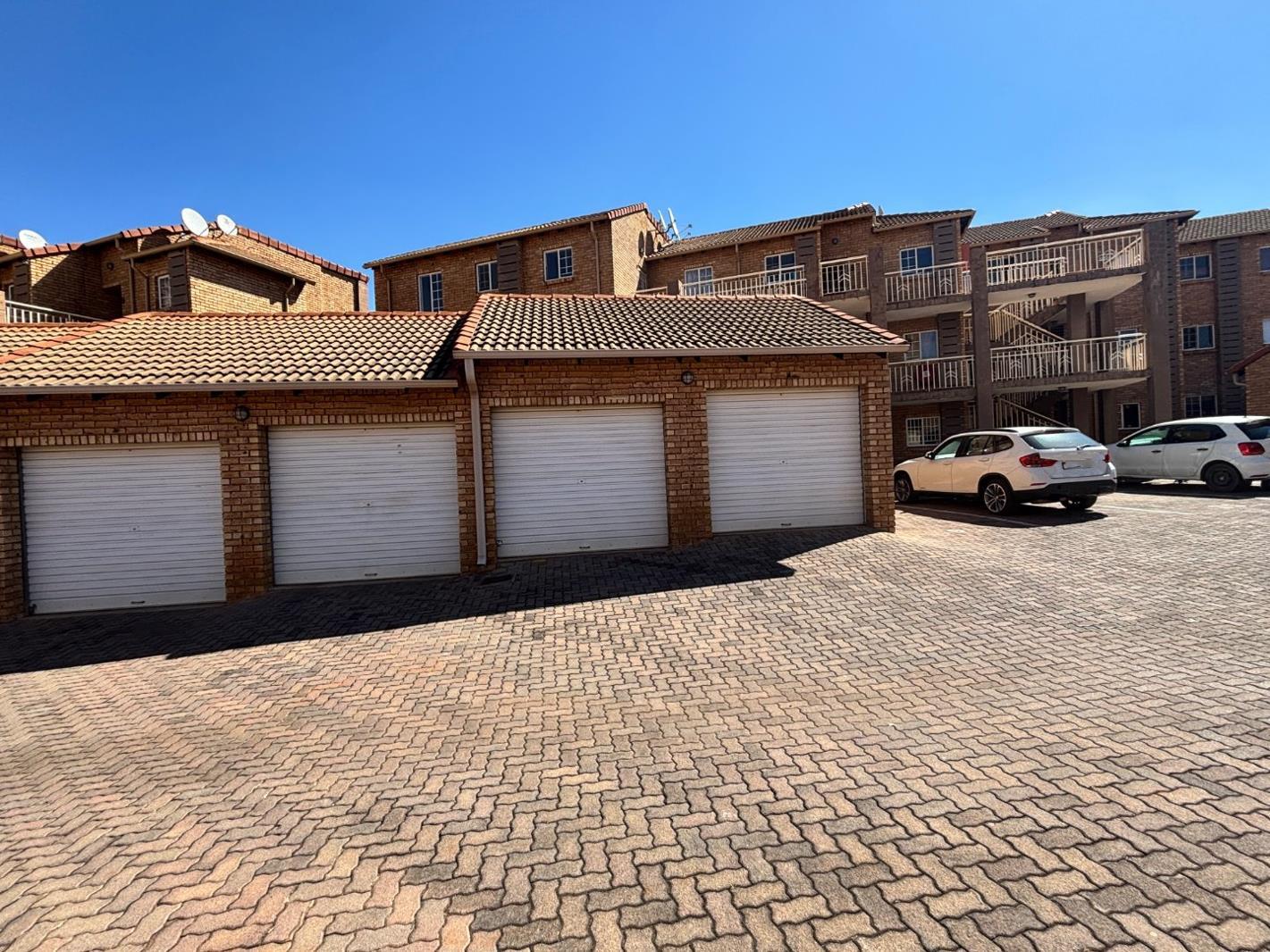 2 Bedroom Apartment in Die Hoewes