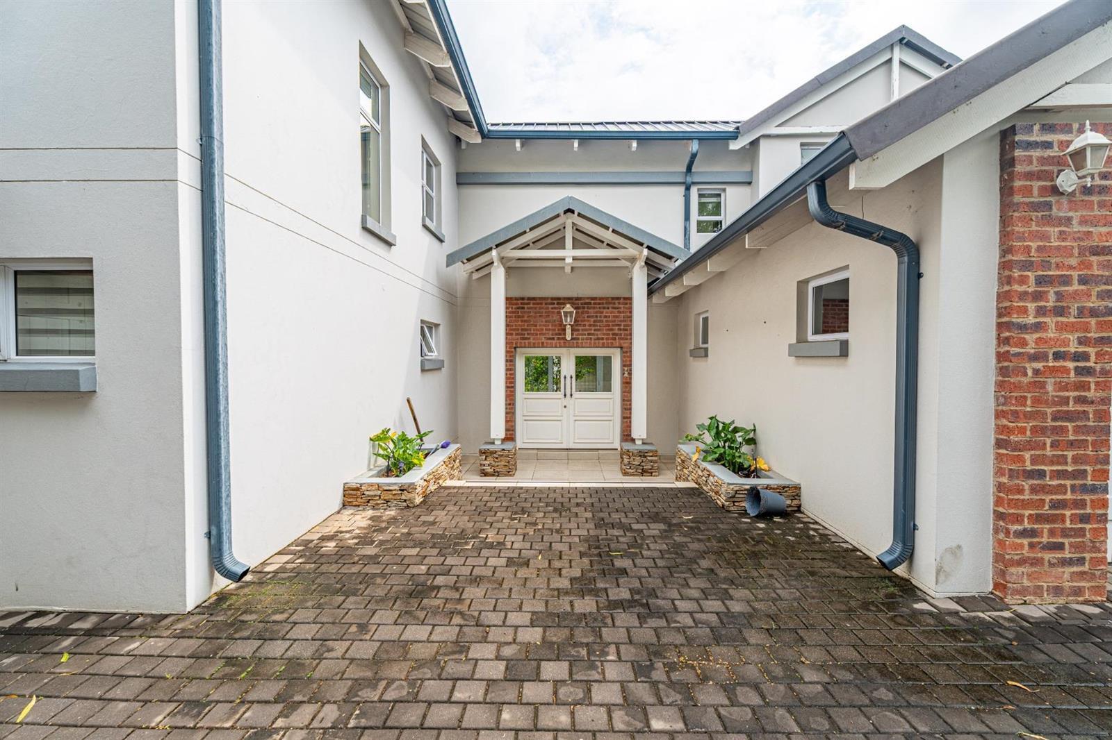 4 Bedroom House in Waterfall Country Village
