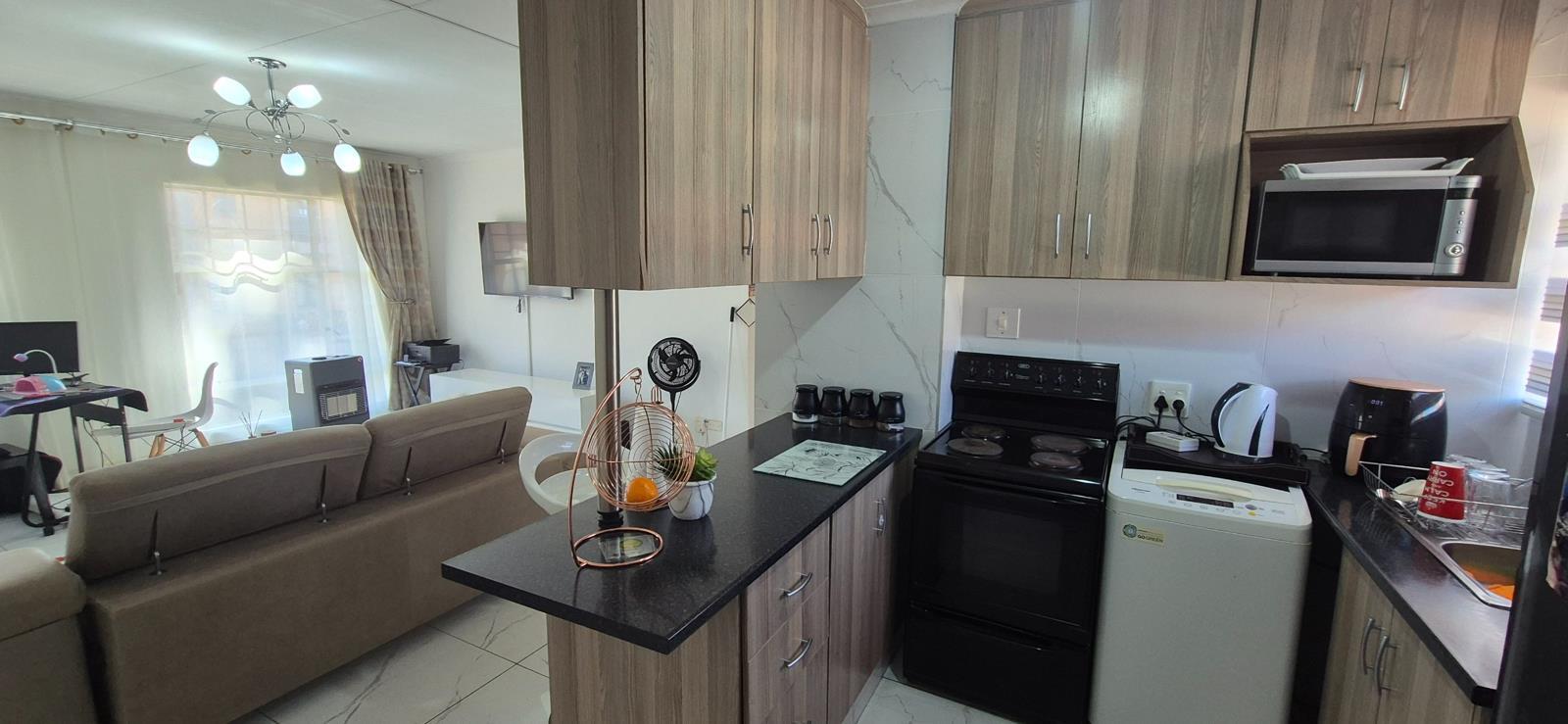 2 Bedroom Apartment in Die Hoewes