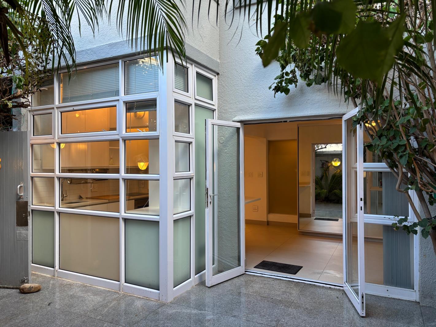 Bachelor apartment in Sea Point