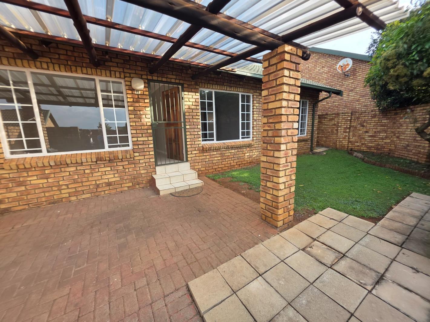 2 Bedroom Simplex in Rooihuiskraal North