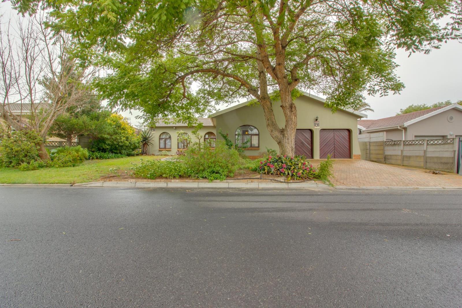 4 Bedroom House in Protea Heights
