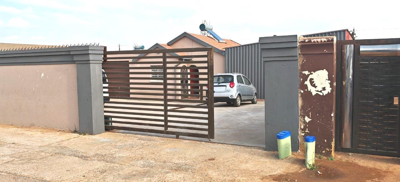 2 Bedroom House in Lenasia South