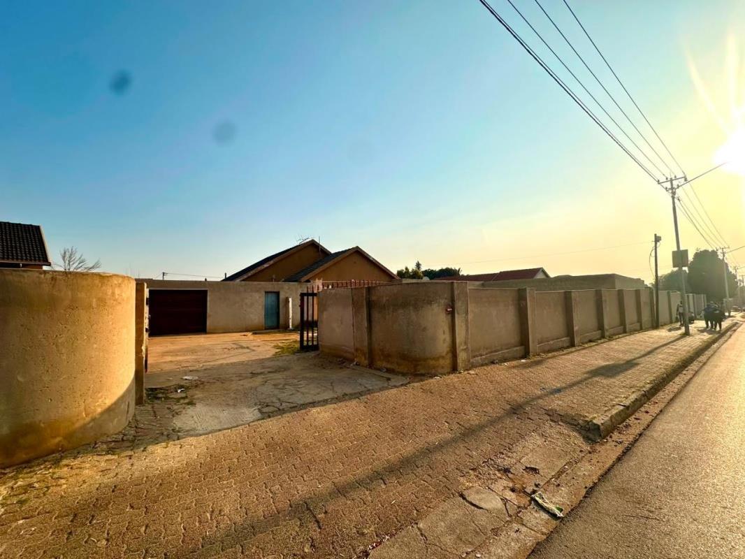 13 Bedroom House in Klopperpark