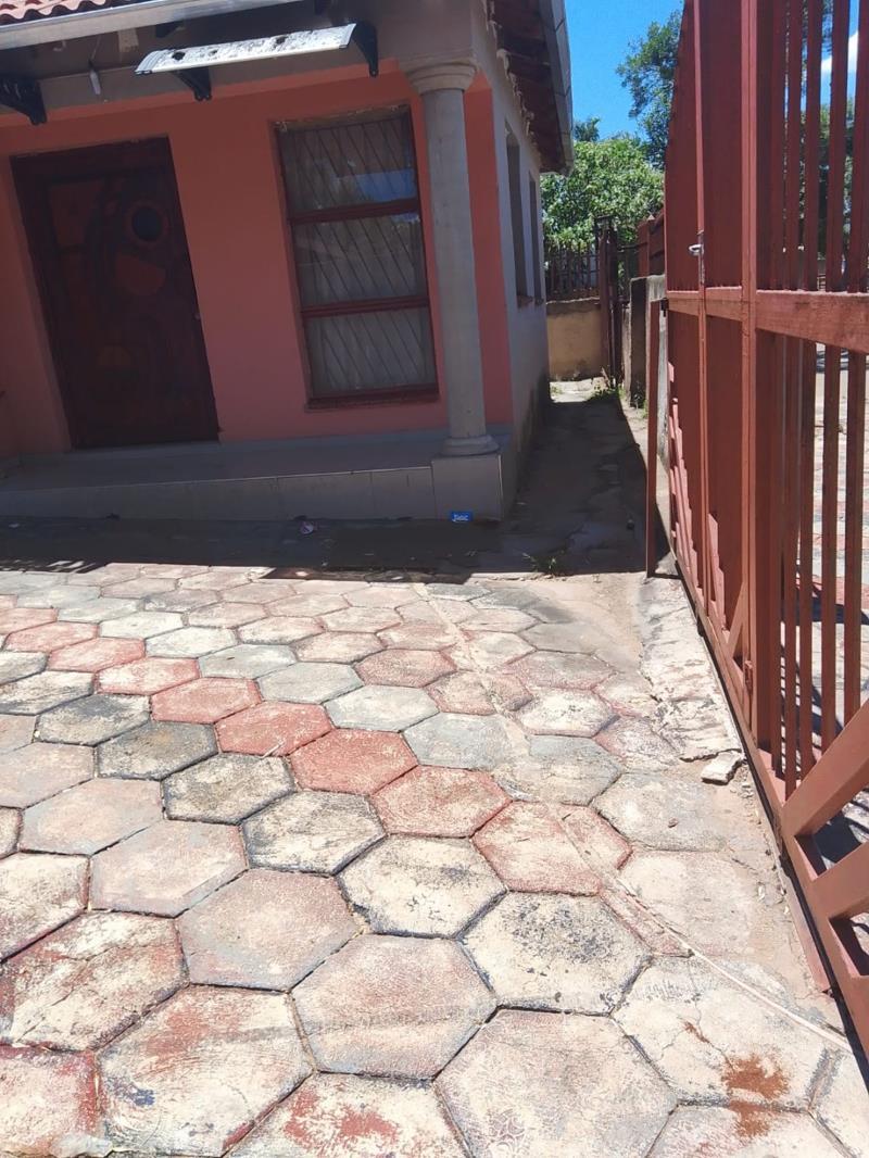 8 Bedroom House in Lotus Gardens