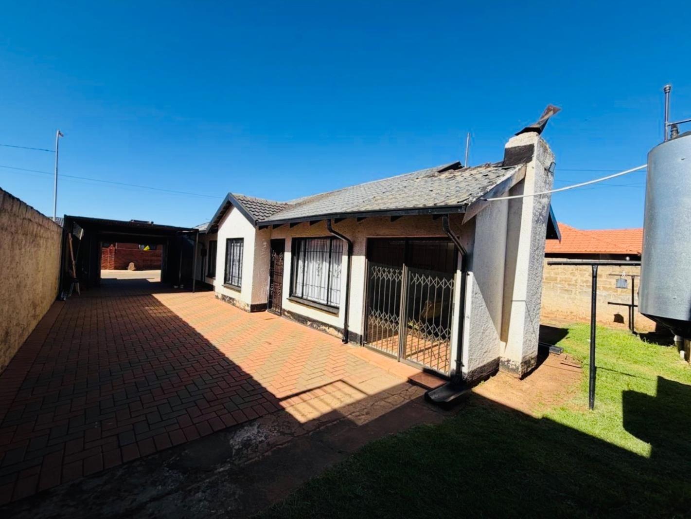 2 Bedroom House in Protea Glen