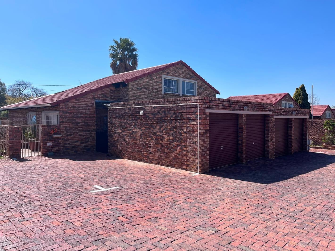 3 Bedroom Townhouse in Weltevreden Park
