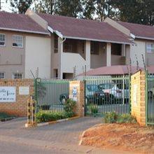 2 Bedroom Townhouse in Die Hoewes