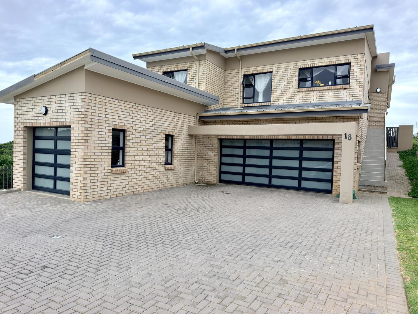4 Bedroom House in Dana Bay