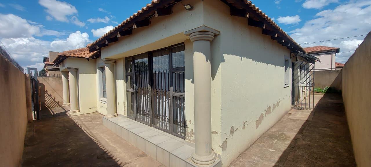 4 Bedroom House in Clayville