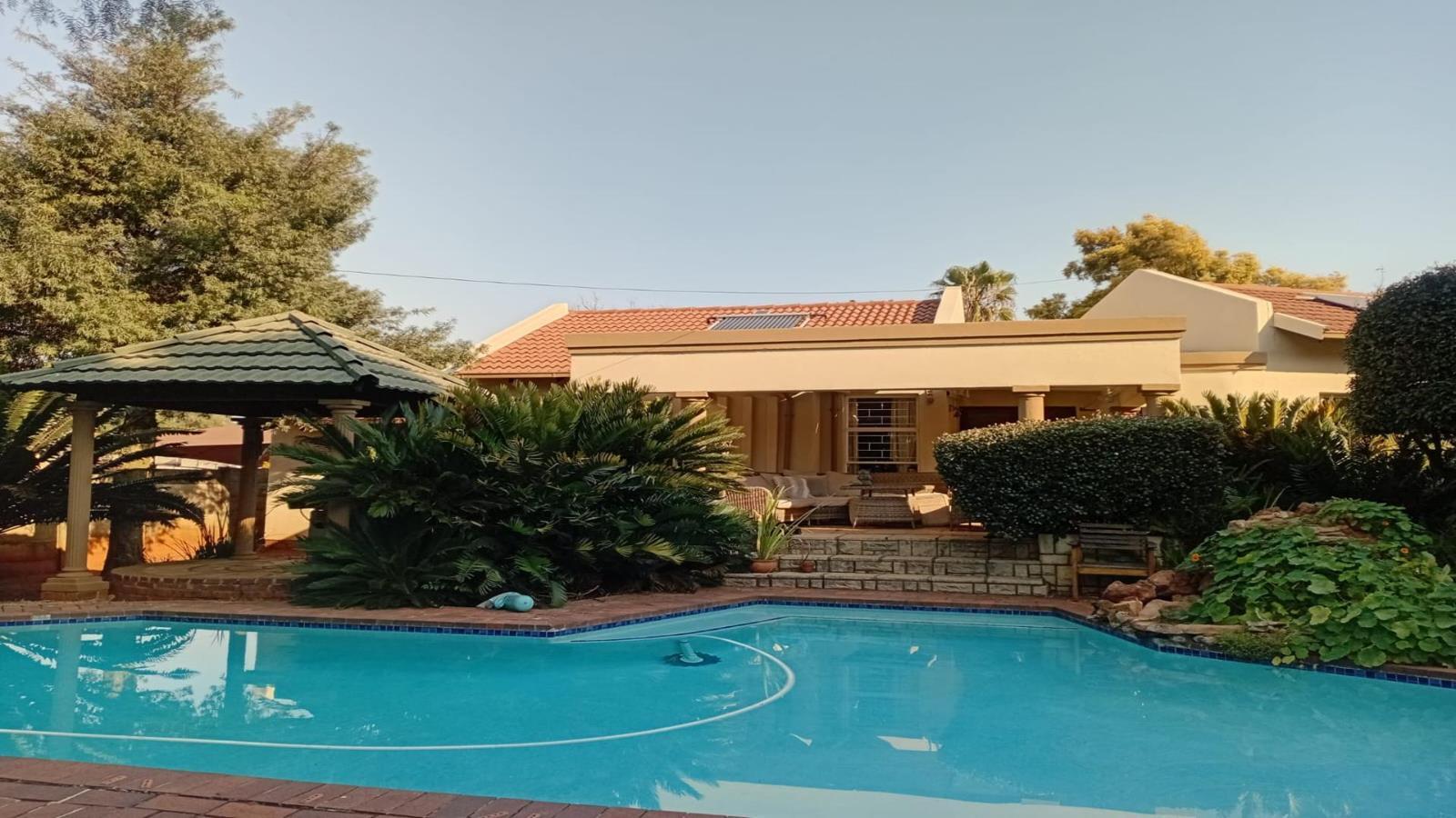 4 Bedroom House in Weltevreden Park