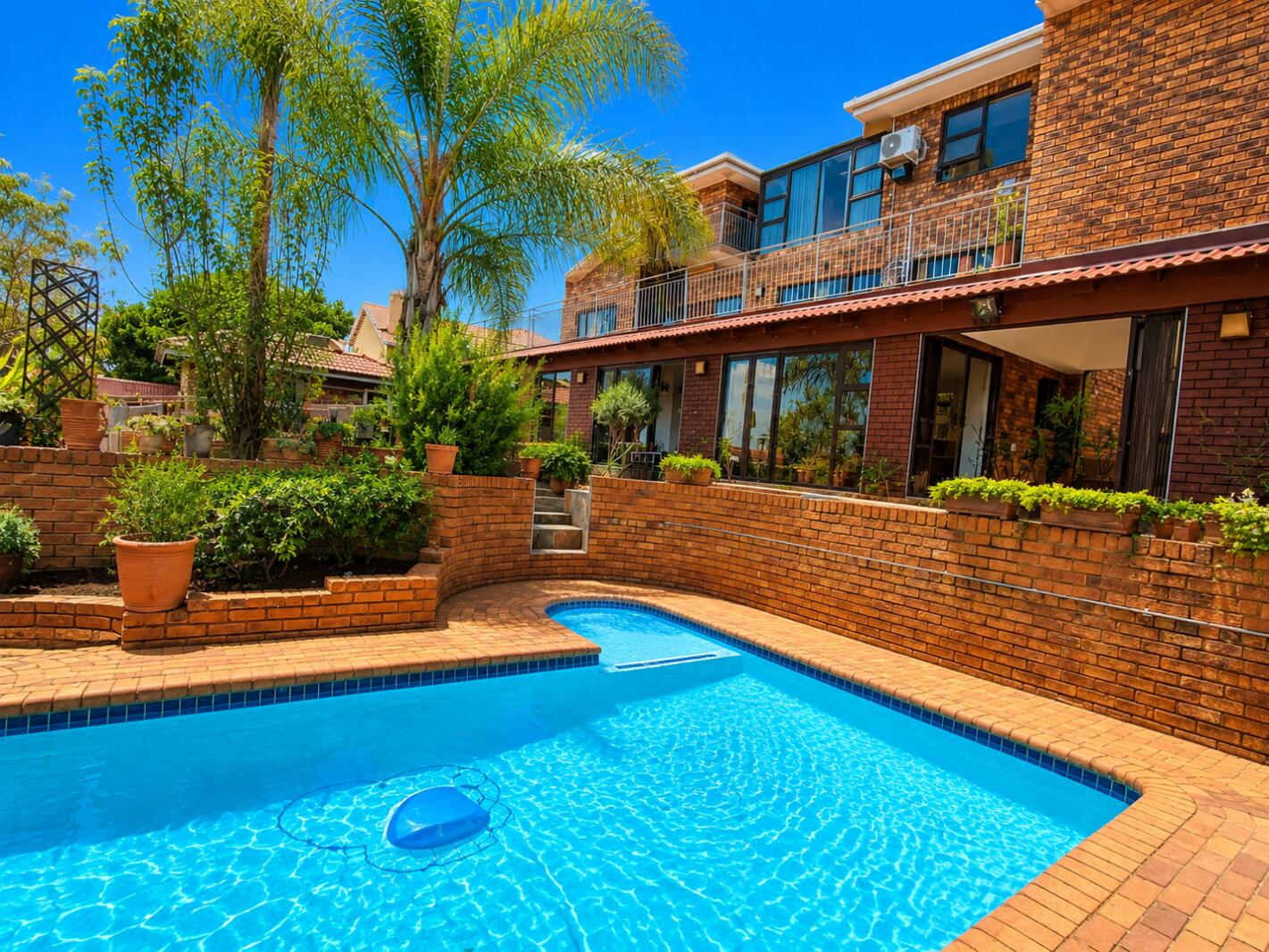 6 Bedroom House in Winchester Hills